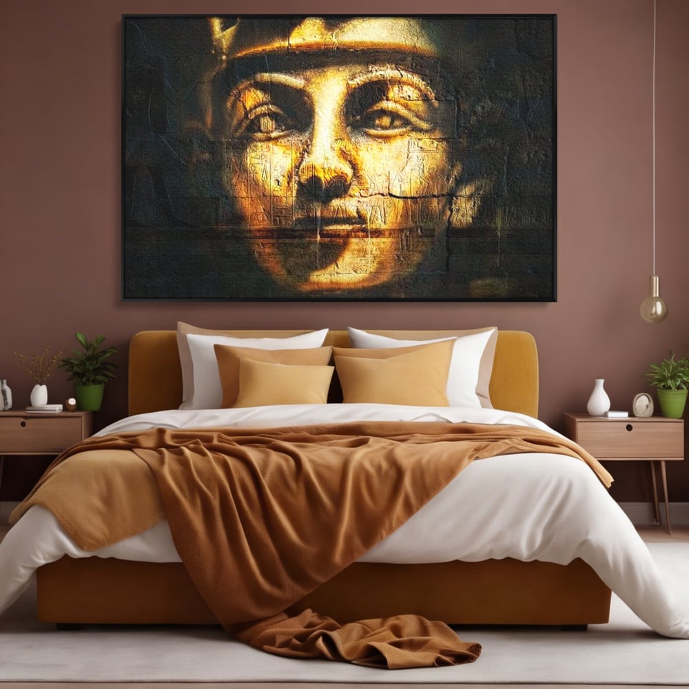 Tablou canvas cu tablou canvas cu chipul unui faraon, in rama de aluminiu negru, pe perete intr-un dormitor